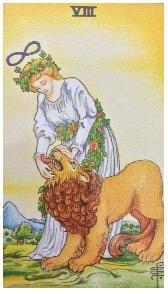 タロットカードの力の女性が獅子を手なずける